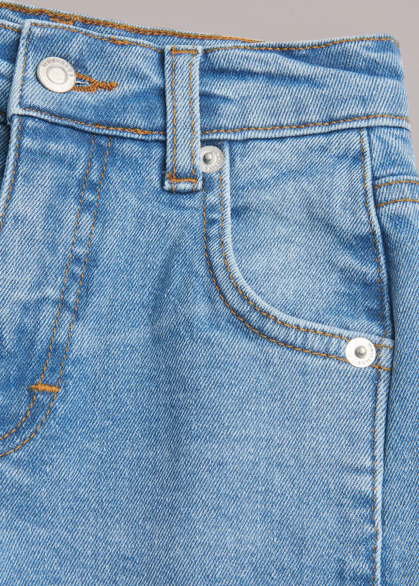 Light Wash Stretch Barrel Leg Jean